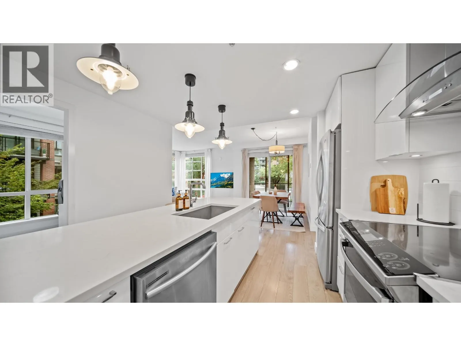 204 719 W 3RD STREET
