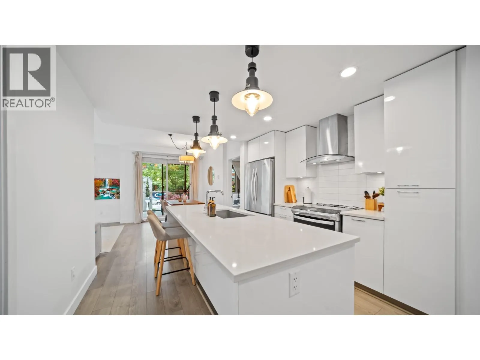 204 719 W 3RD STREET