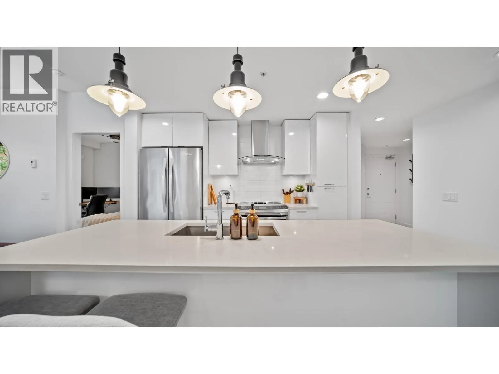 204 719 W 3RD STREET