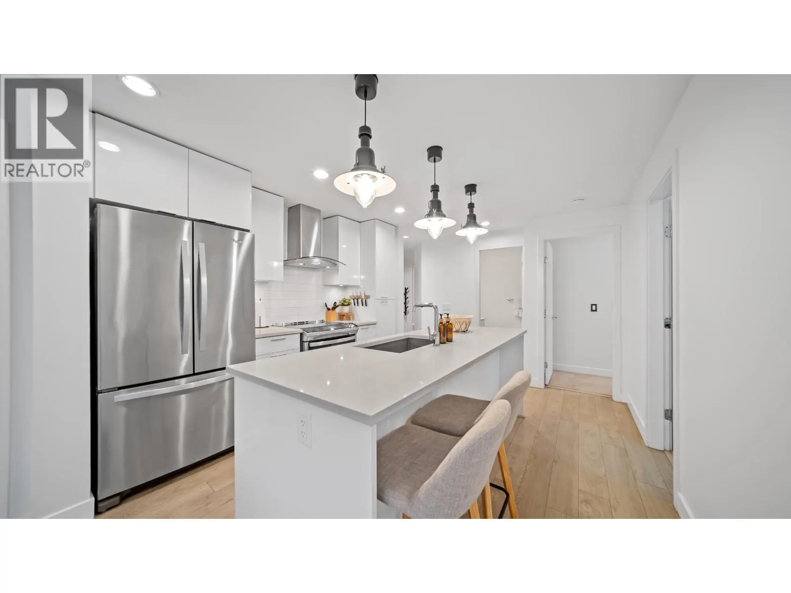 204 719 W 3RD STREET