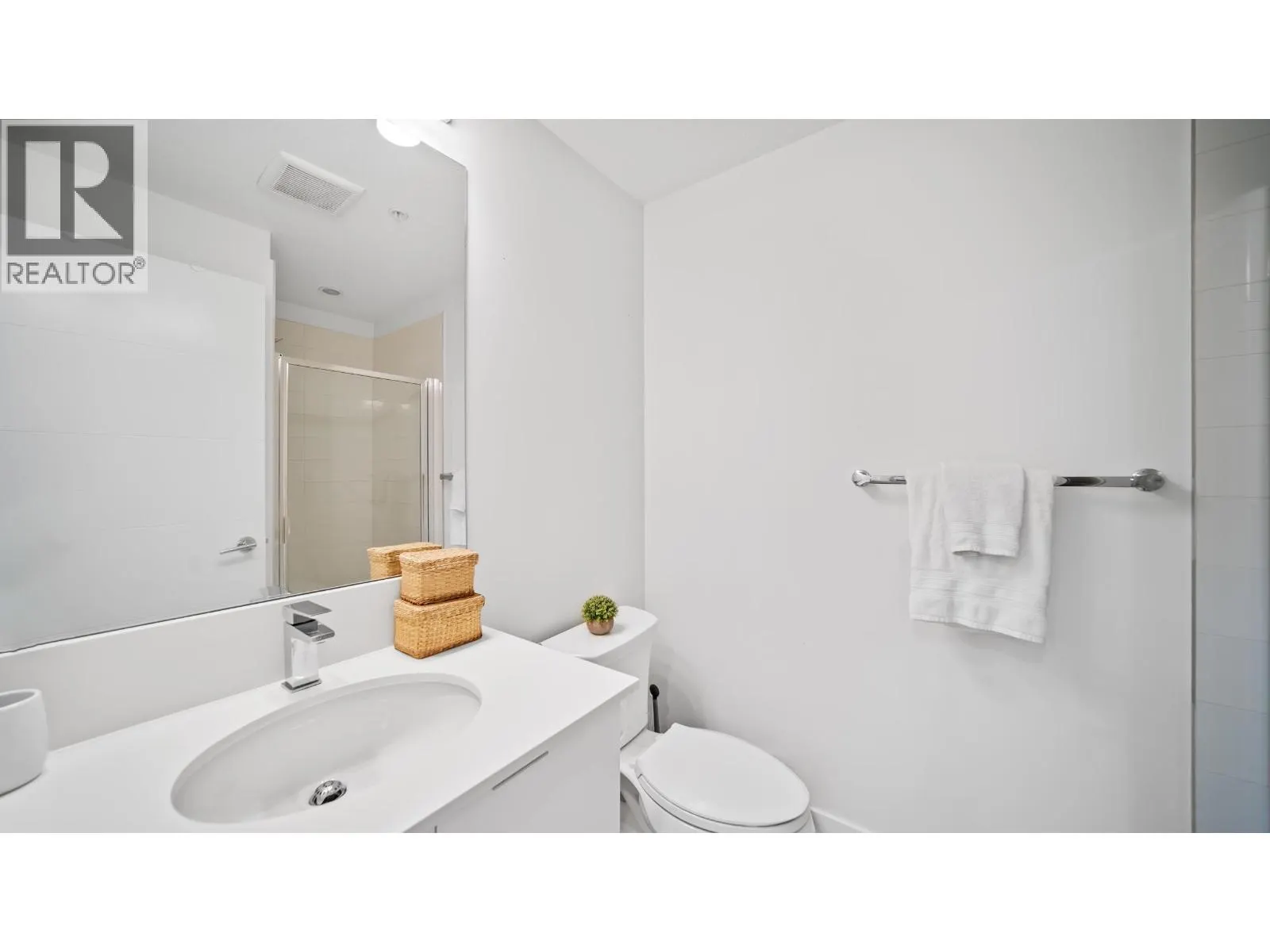 204 719 W 3RD STREET