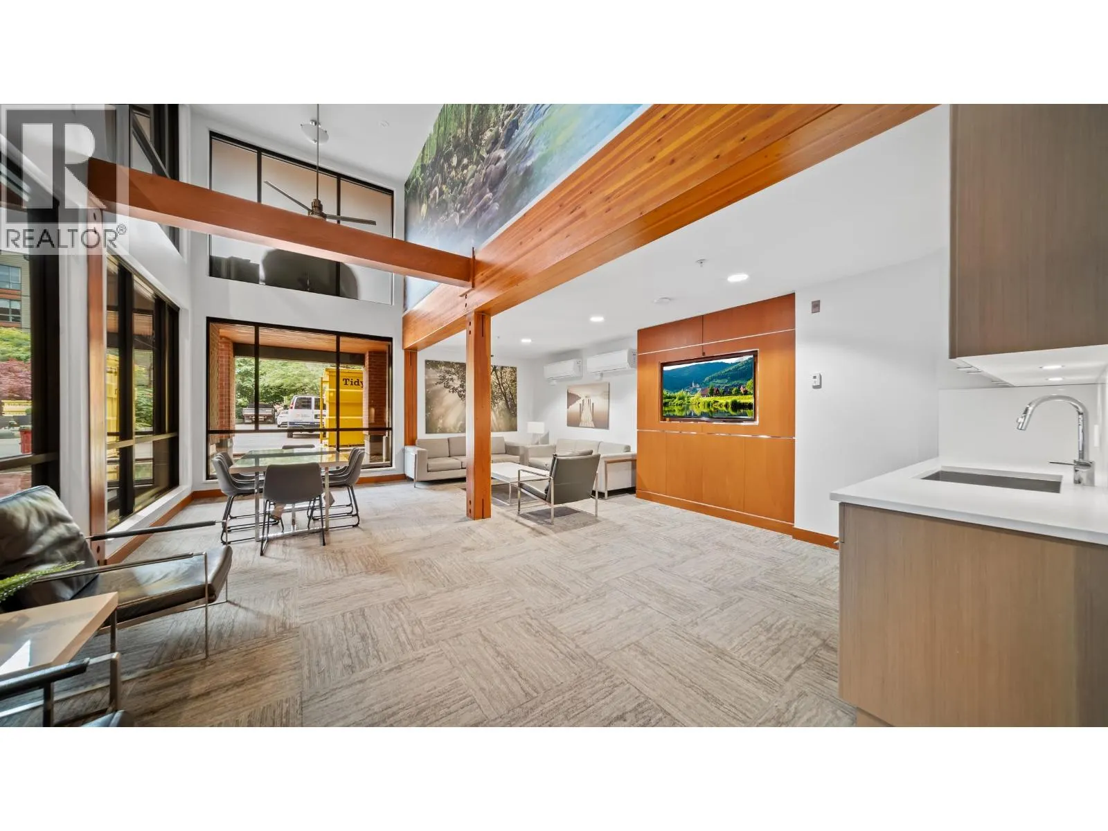 204 719 W 3RD STREET