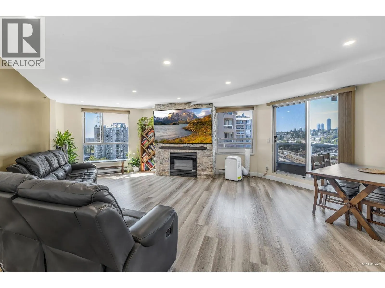 1605 1185 QUAYSIDE DRIVE