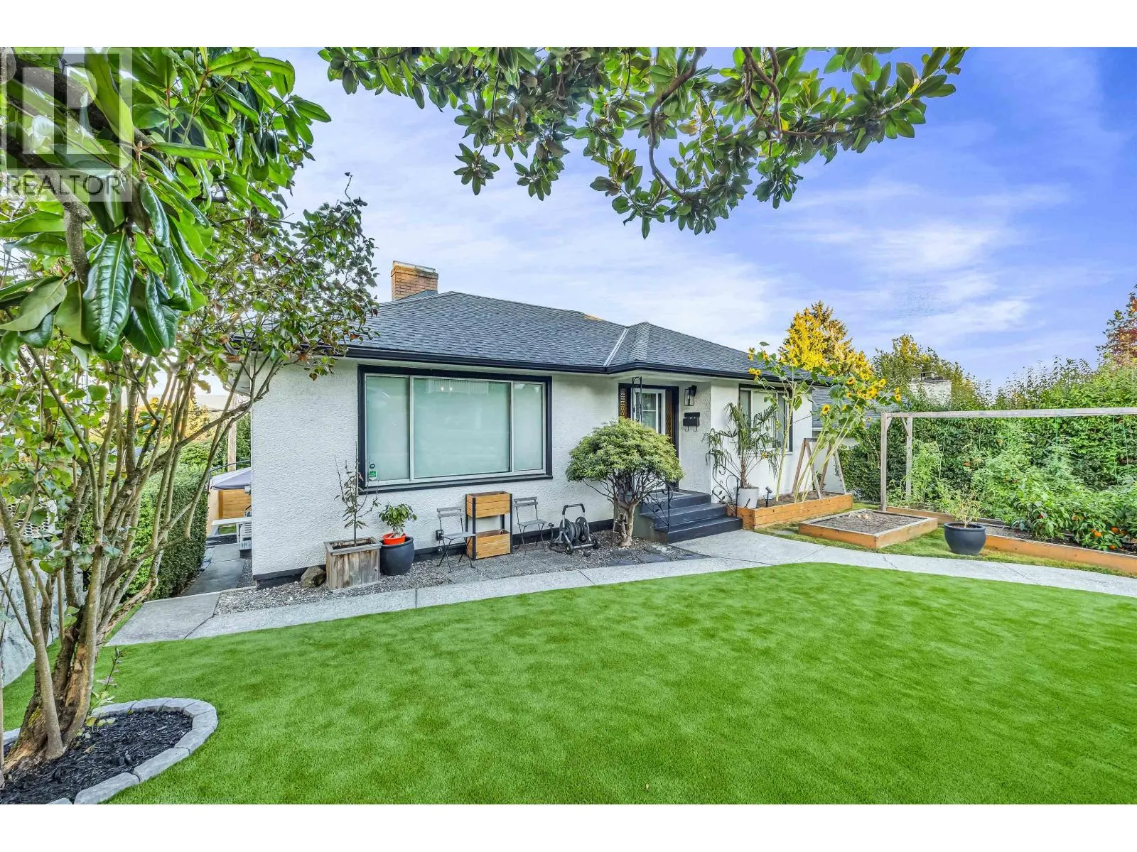 831 SURREY STREET