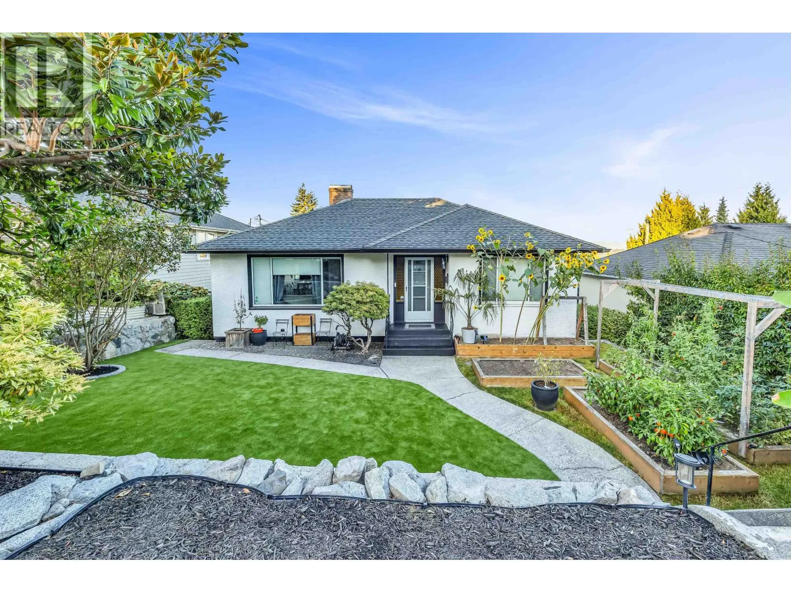 831 SURREY STREET