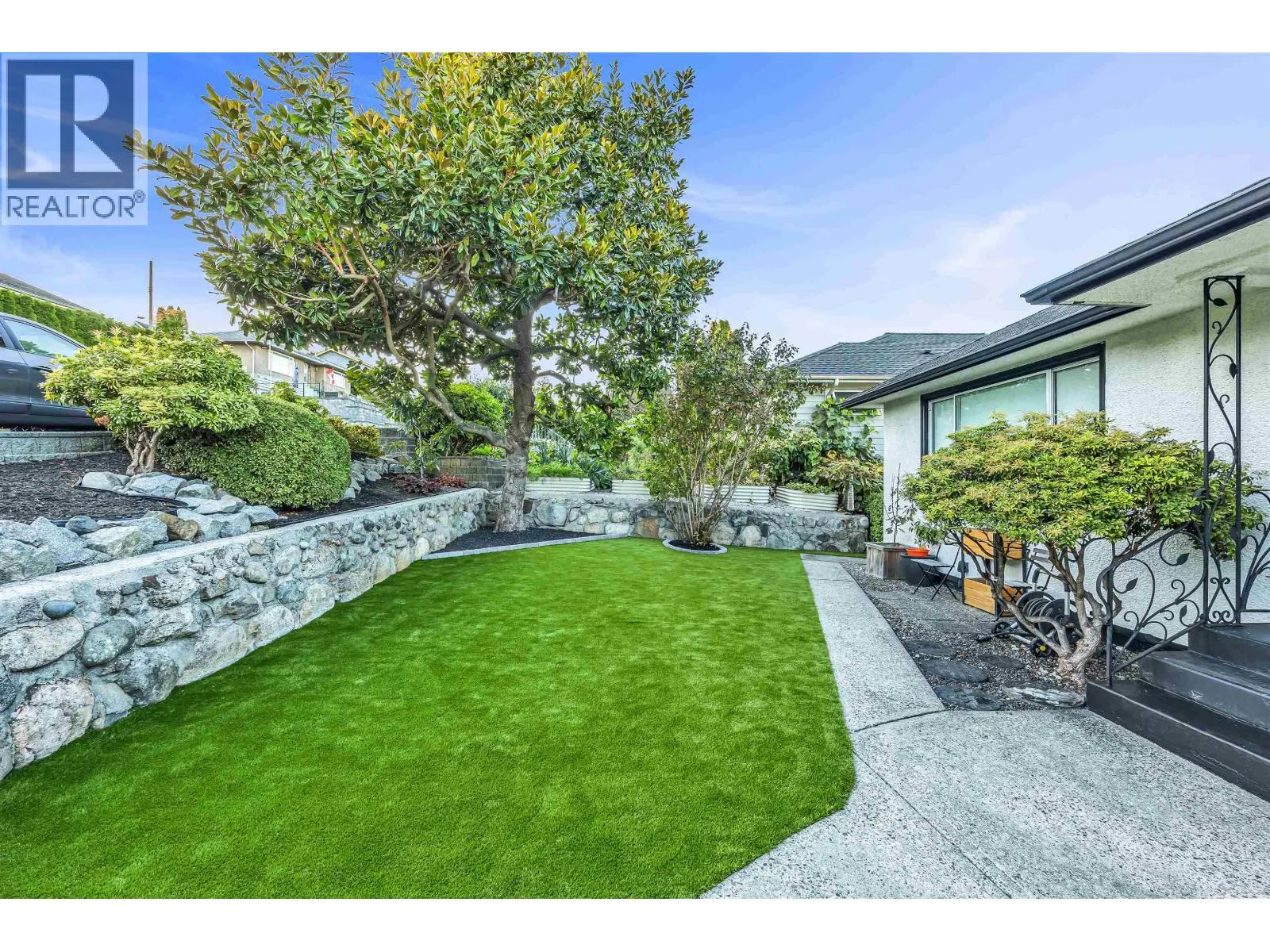 831 SURREY STREET