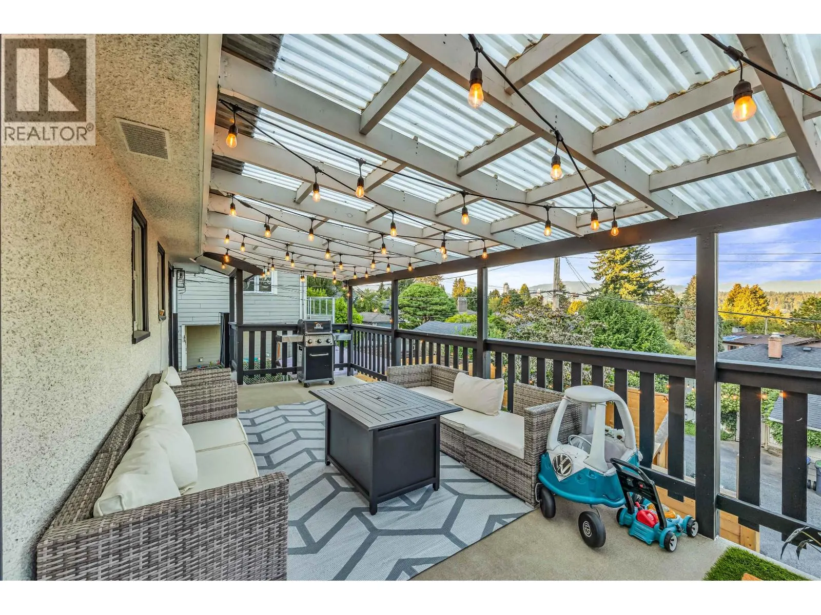 831 SURREY STREET