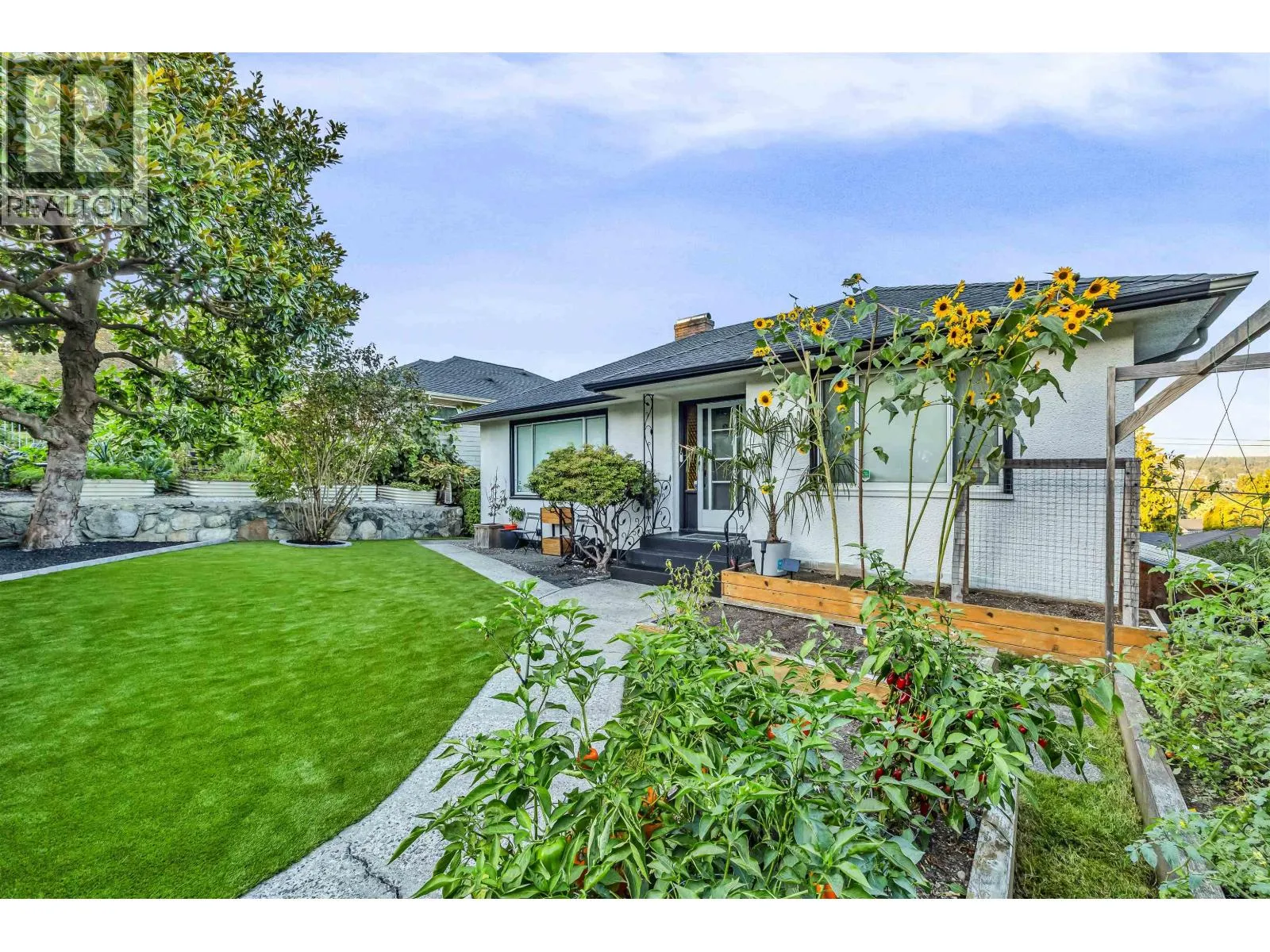 831 SURREY STREET