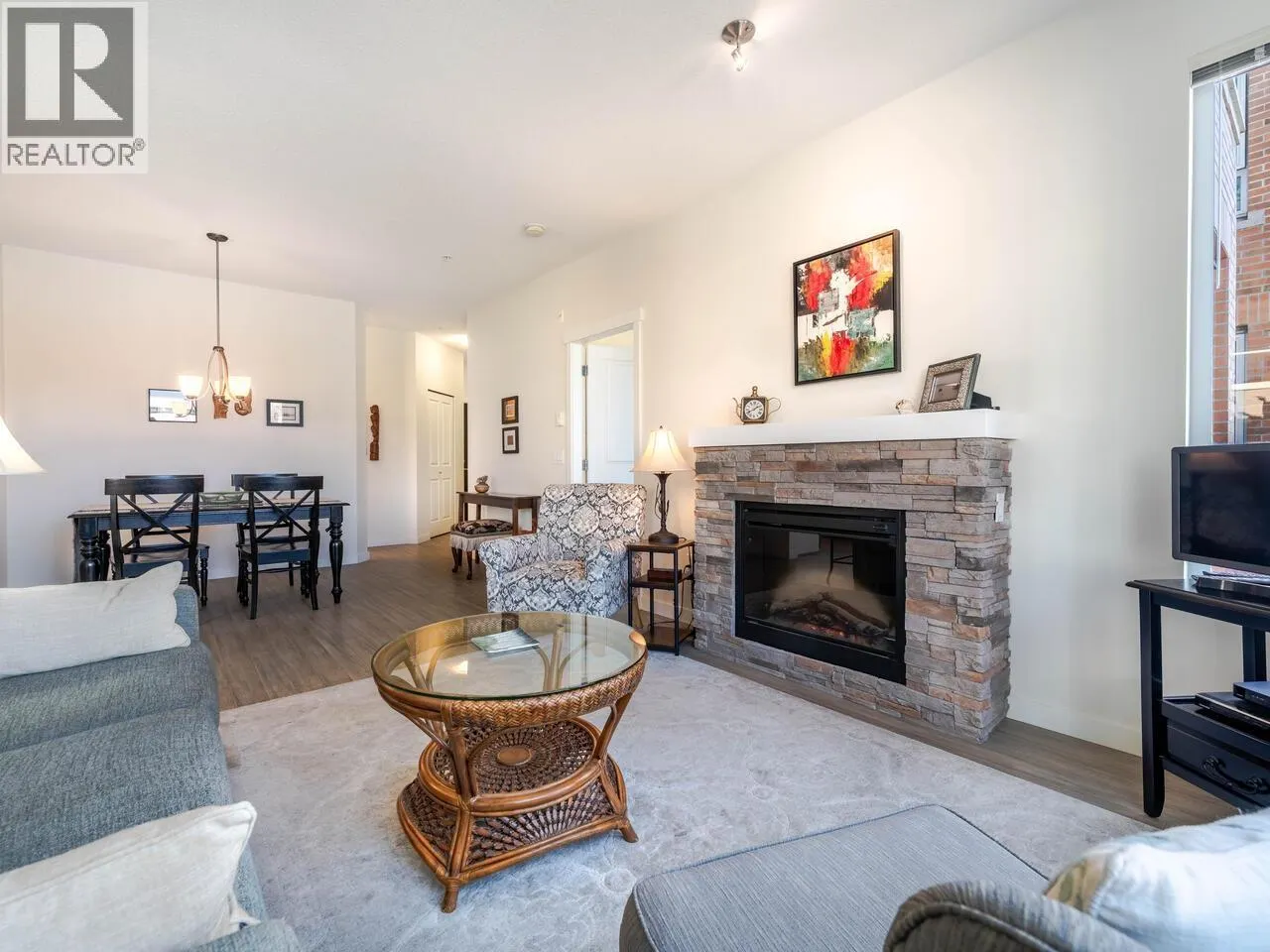 203 717 CHESTERFIELD AVENUE