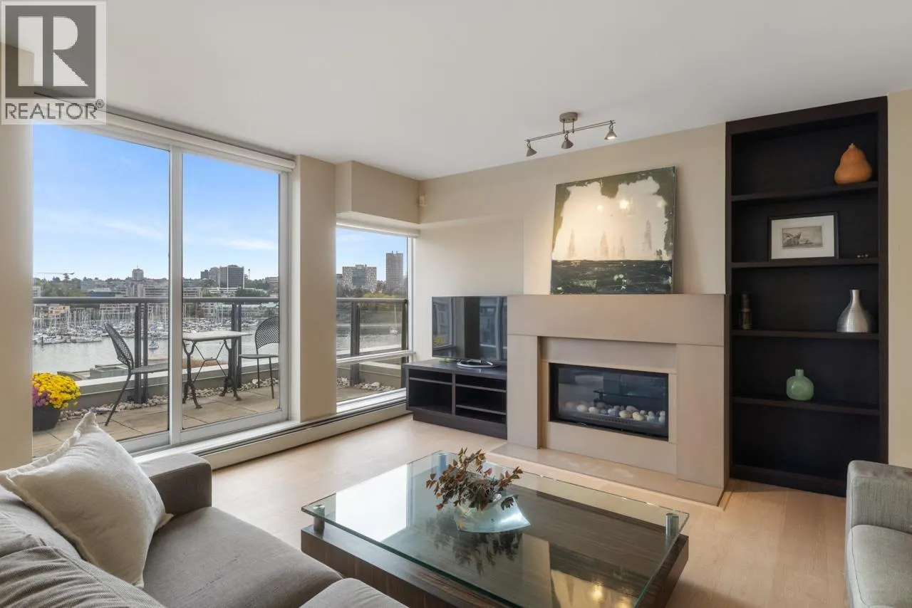 805 1383 MARINASIDE CRESCENT