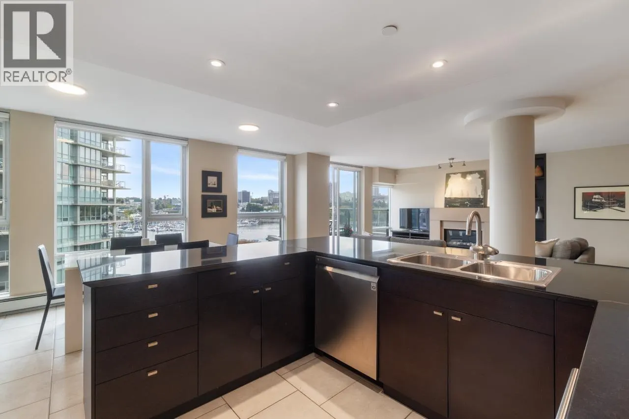 805 1383 MARINASIDE CRESCENT