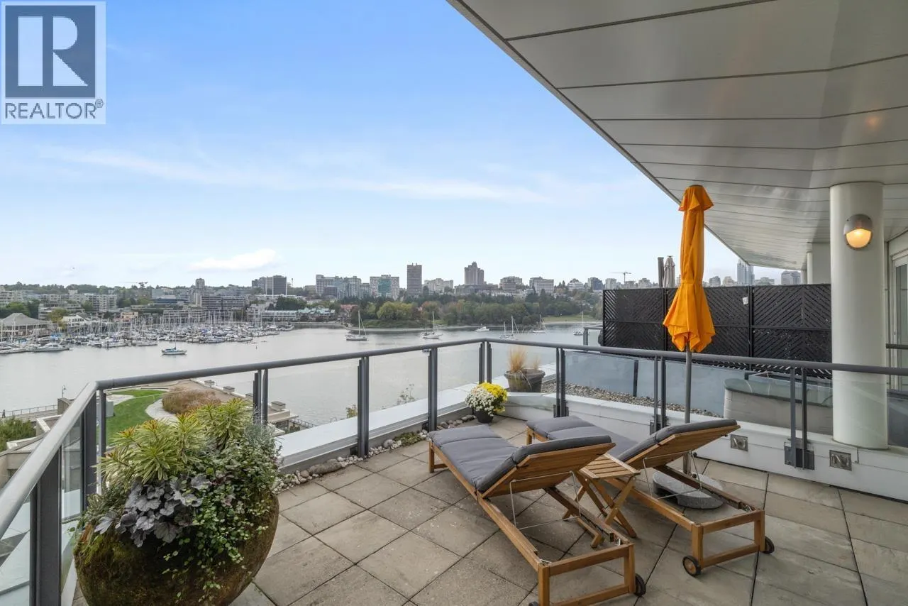 805 1383 MARINASIDE CRESCENT
