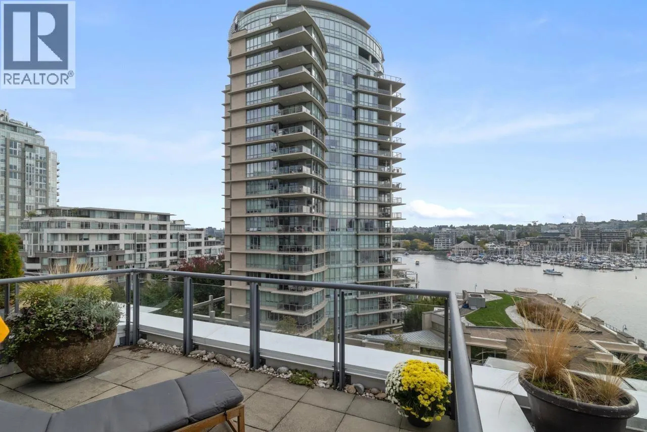 805 1383 MARINASIDE CRESCENT