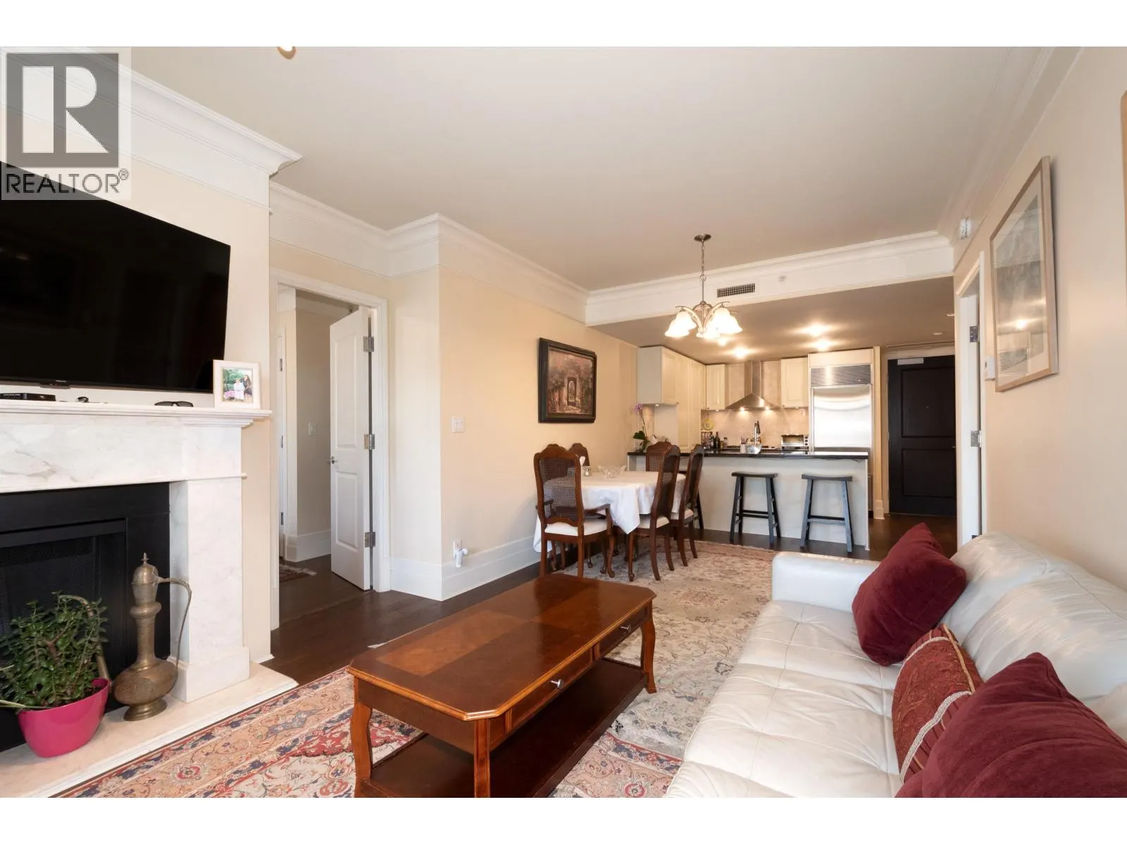 300 533 WATERS EDGE CRESCENT