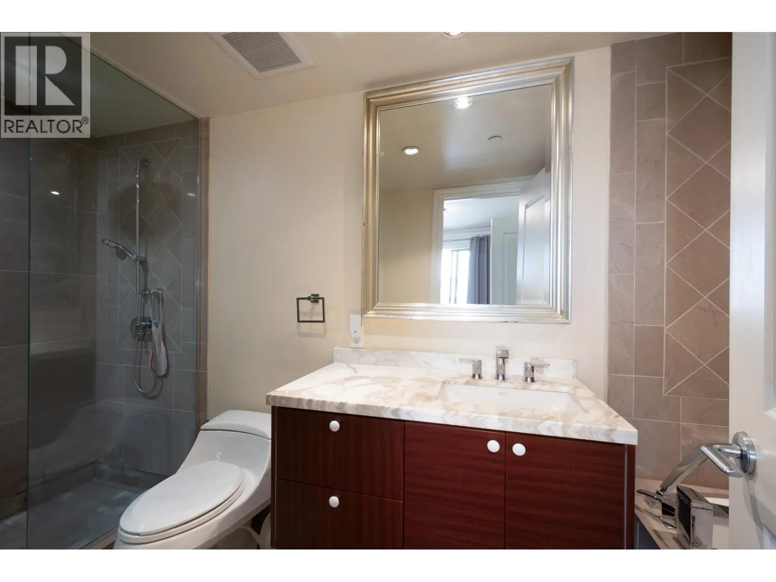 300 533 WATERS EDGE CRESCENT