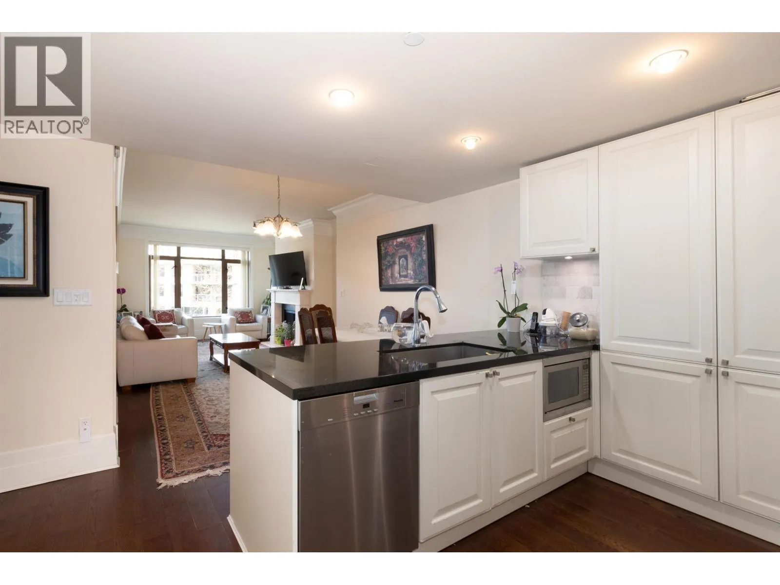 300 533 WATERS EDGE CRESCENT