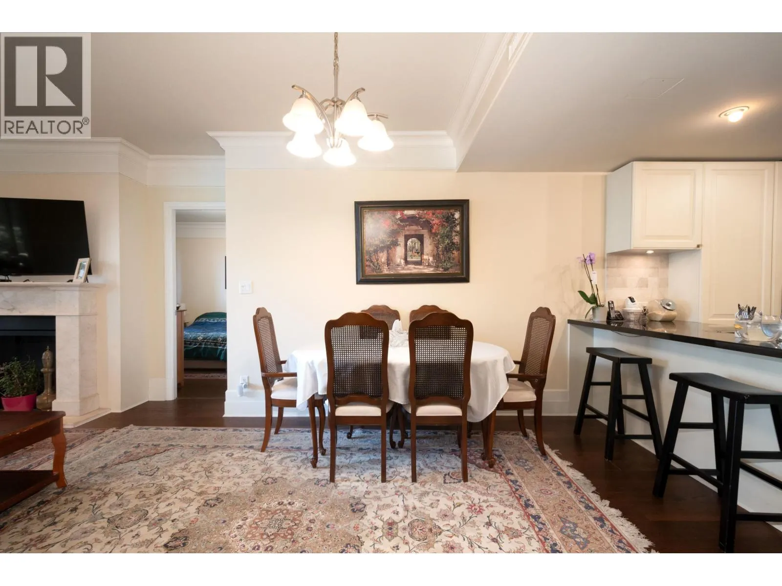300 533 WATERS EDGE CRESCENT