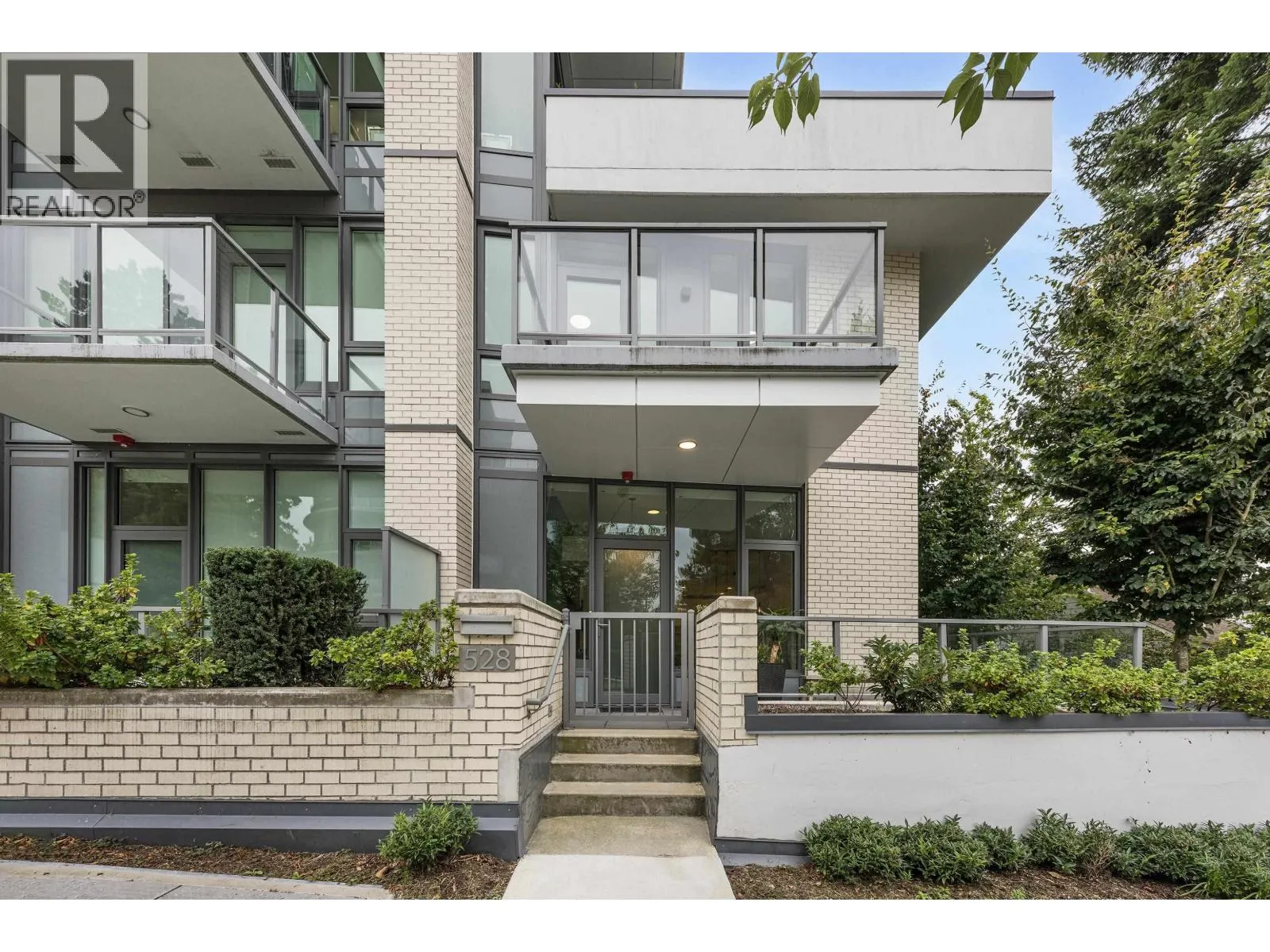528 W 30TH AVENUE