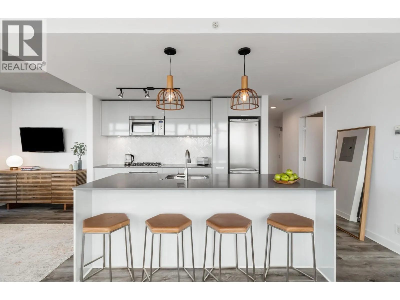 2705 108 W CORDOVA STREET