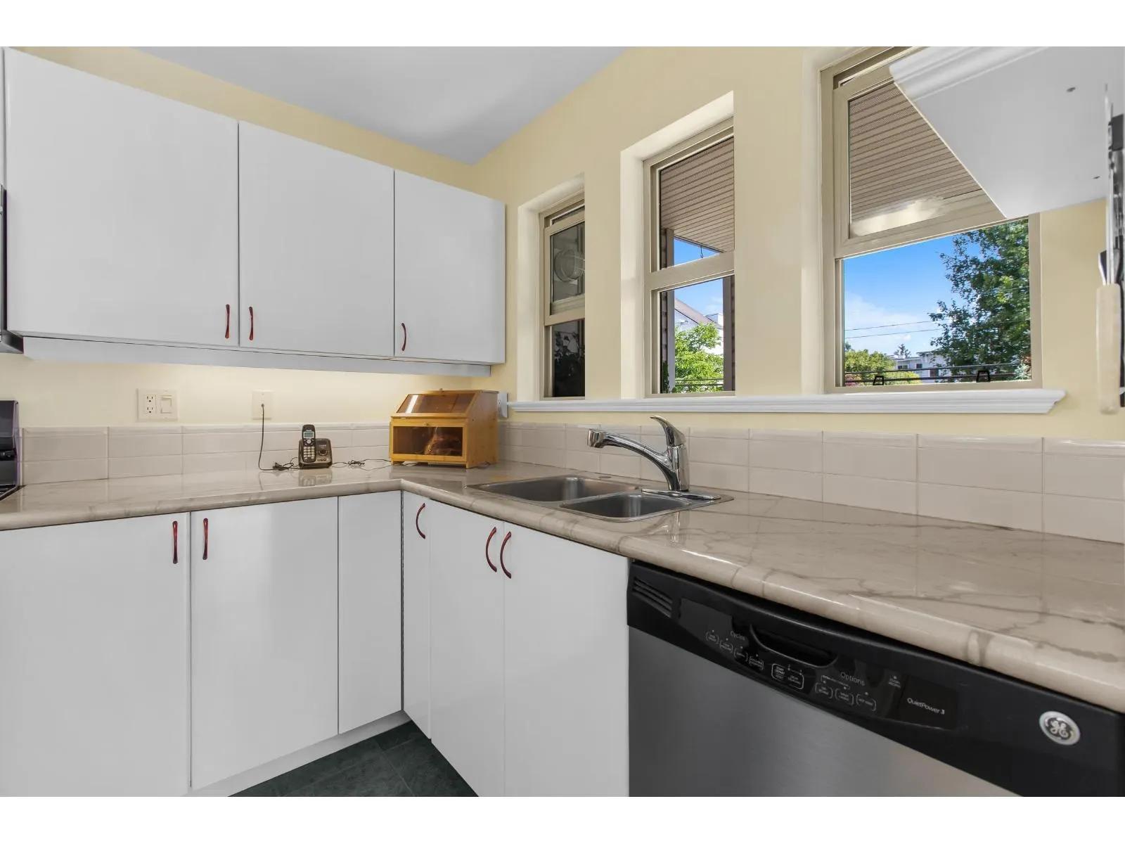 202 20237 54 AVENUE