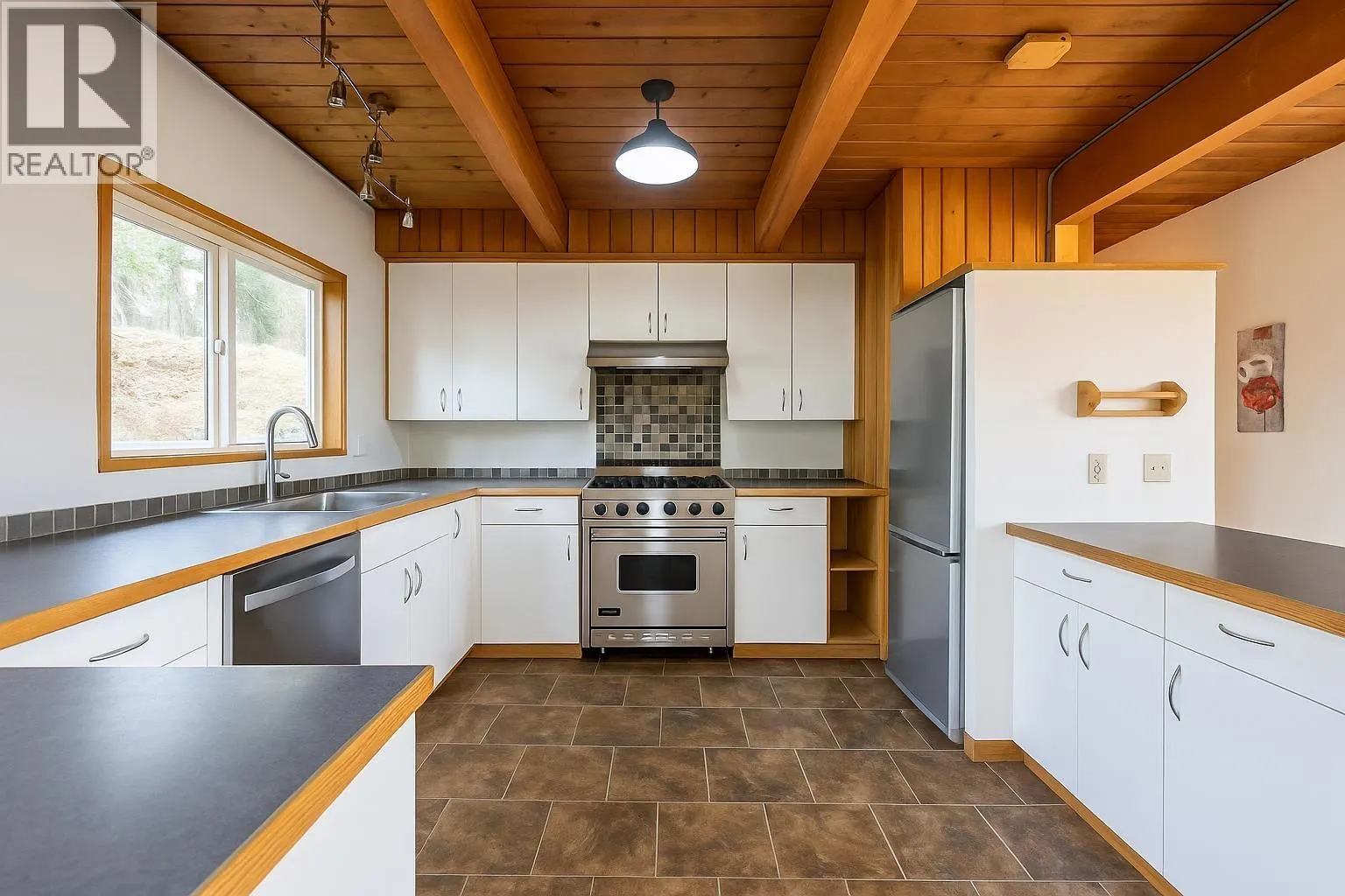 873 BAYCREST DRIVE