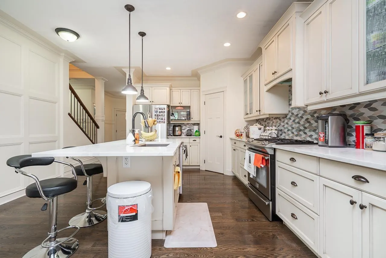 8512 BRADSHAW PLACE|Eastern Hillsides