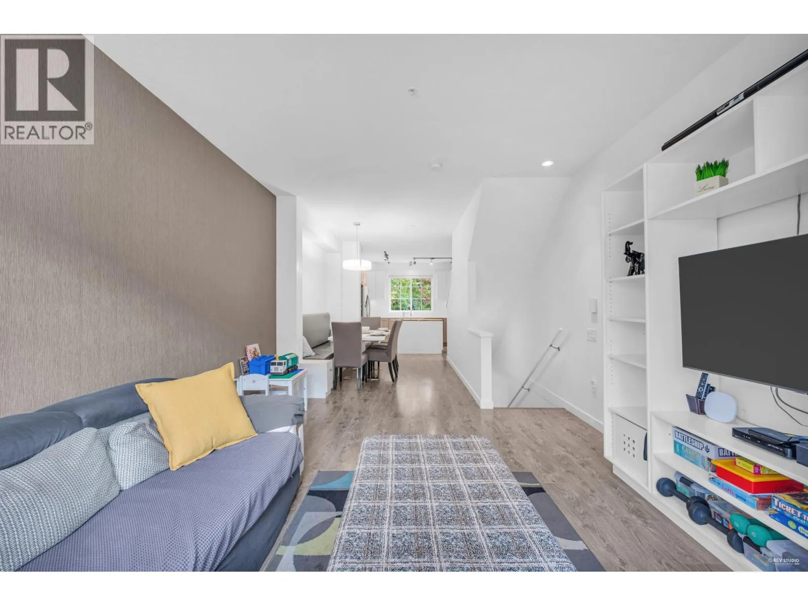 64 2423 AVON PLACE