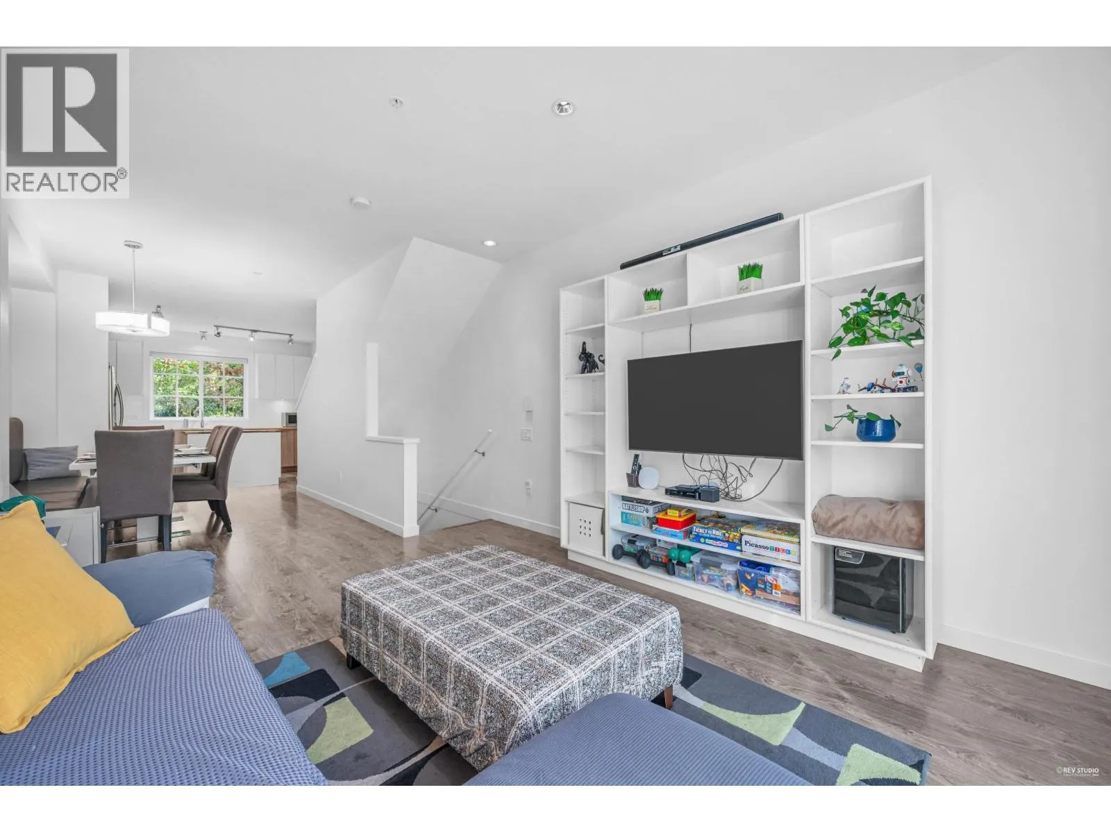 64 2423 AVON PLACE