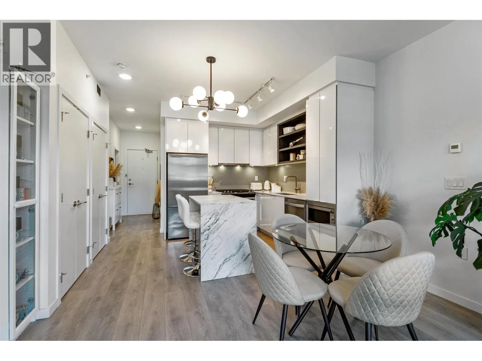 519 725 MARINE DRIVE