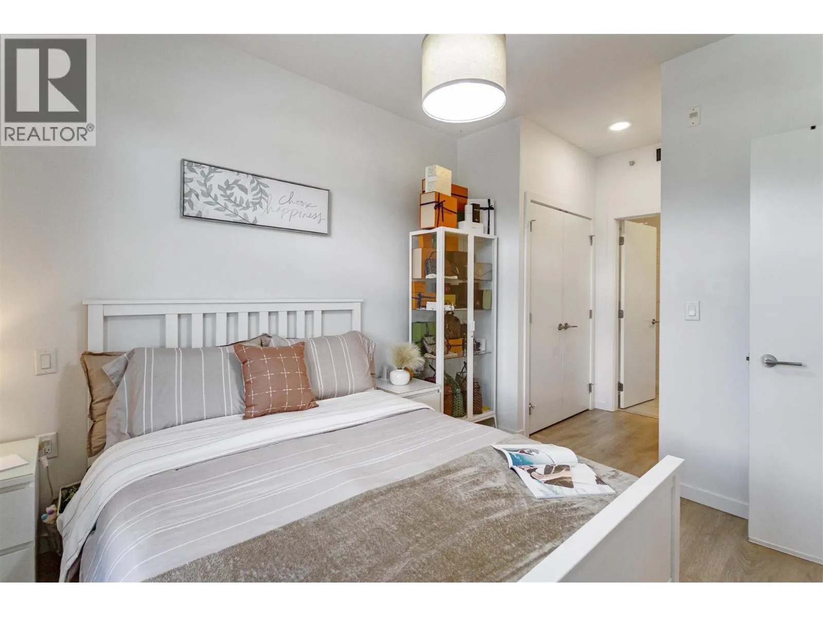 519 725 MARINE DRIVE