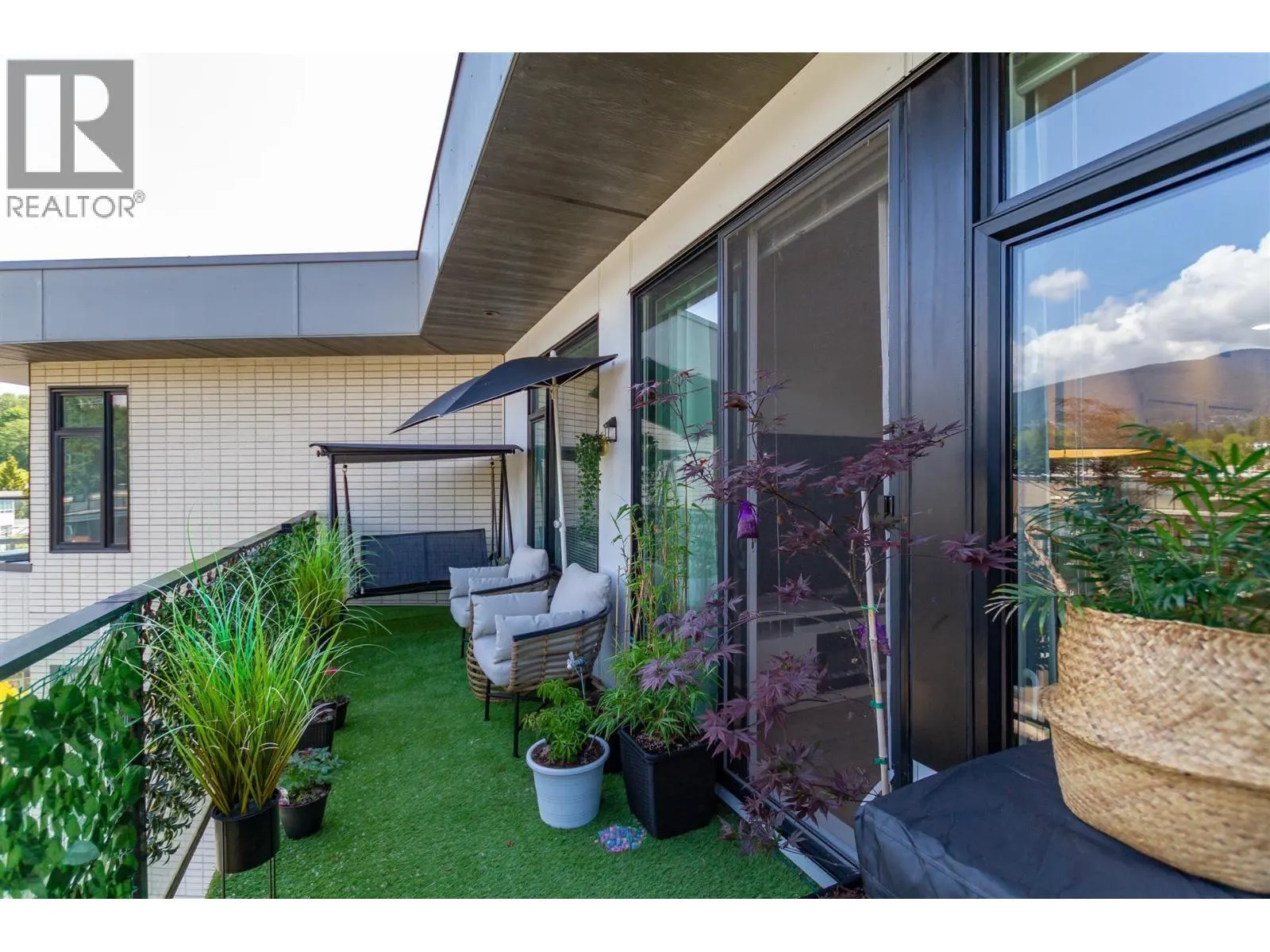 519 725 MARINE DRIVE