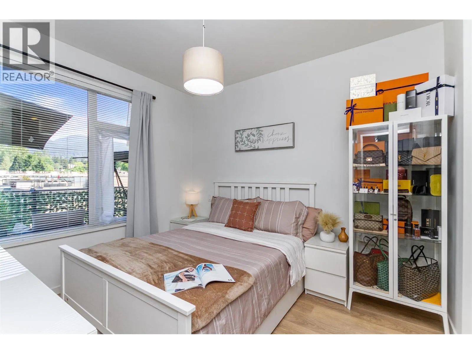 519 725 MARINE DRIVE