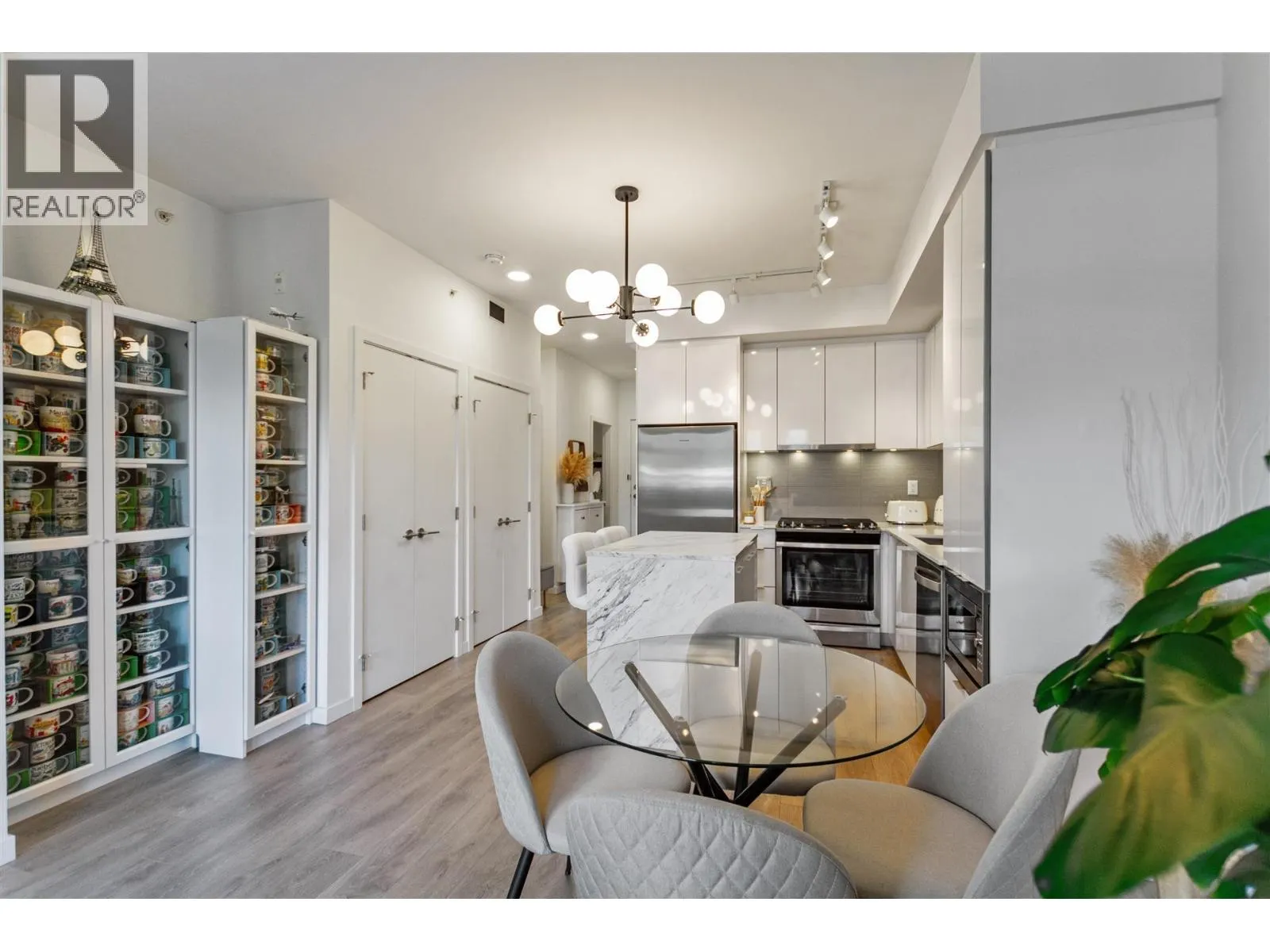 519 725 MARINE DRIVE