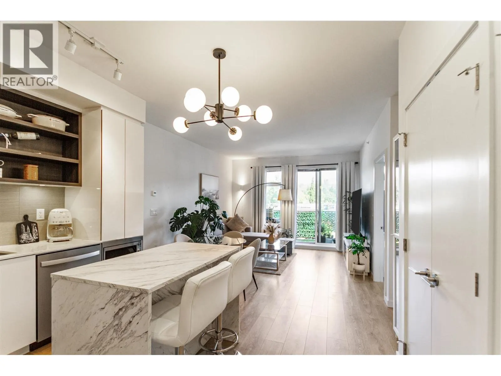 519 725 MARINE DRIVE