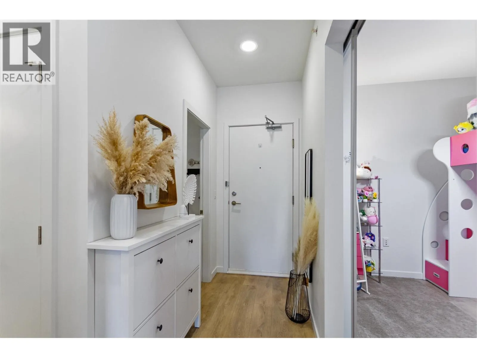 519 725 MARINE DRIVE