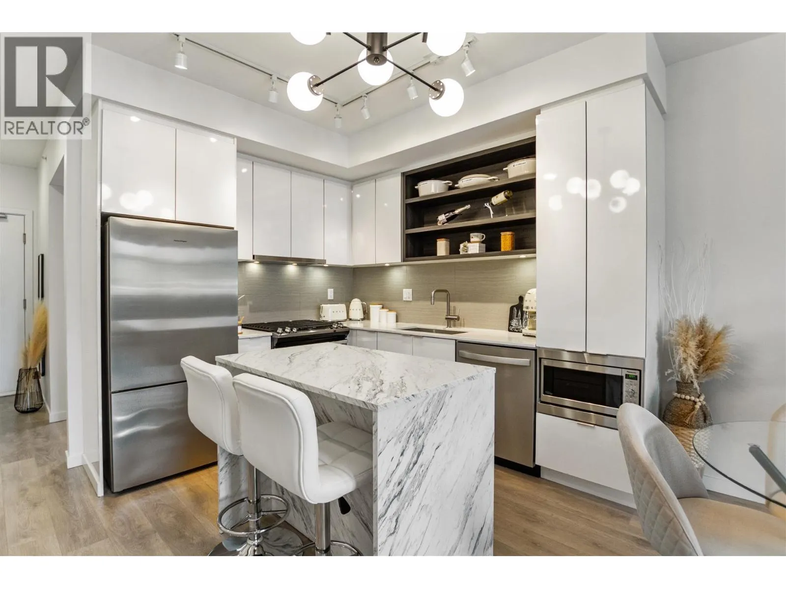 519 725 MARINE DRIVE