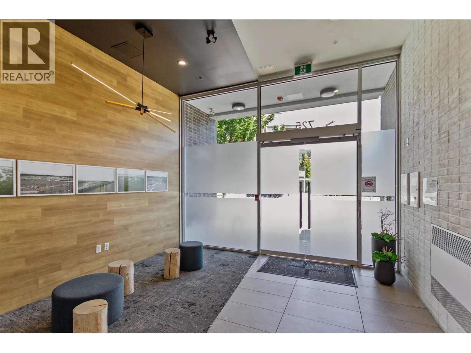 519 725 MARINE DRIVE