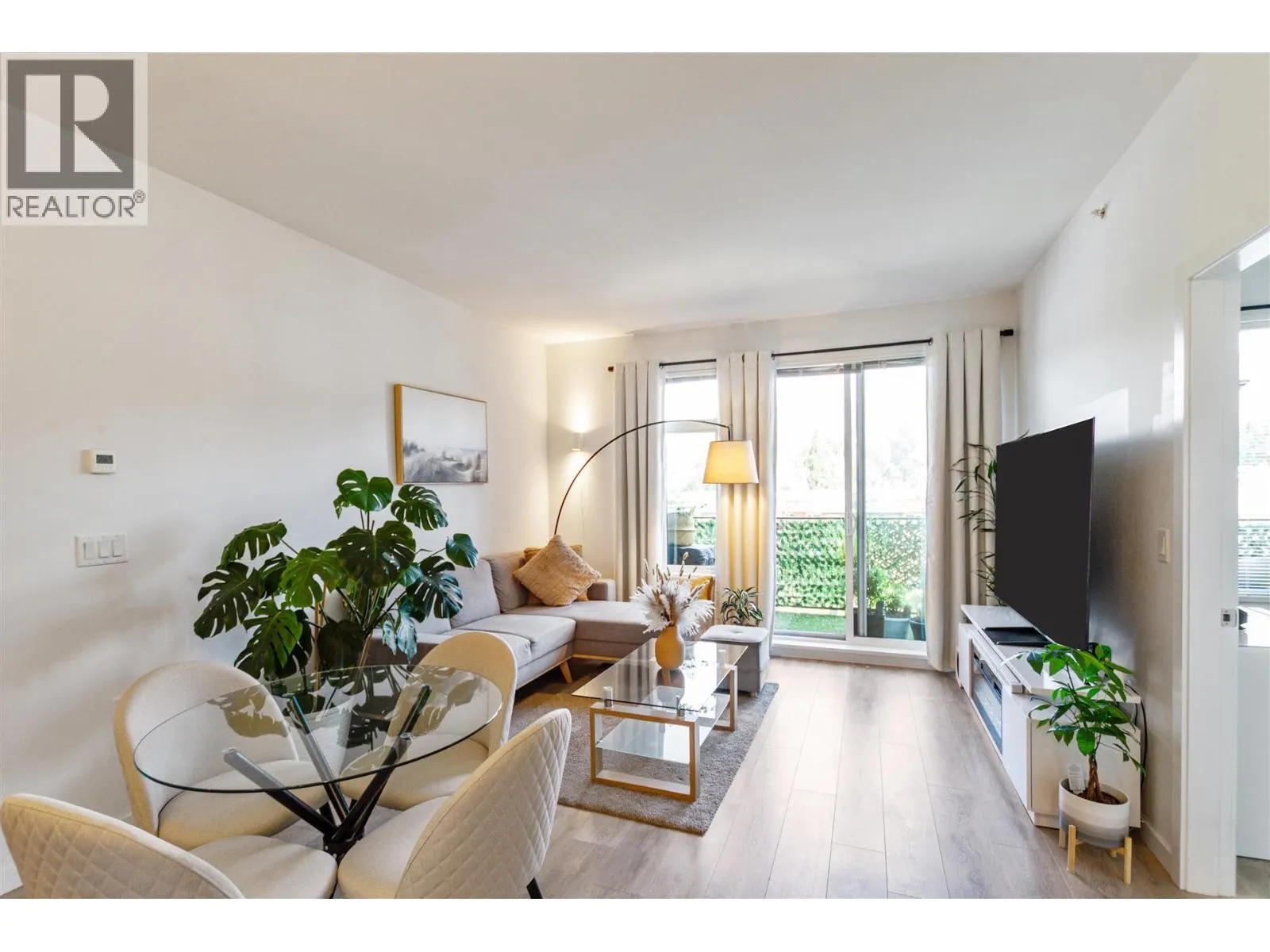 519 725 MARINE DRIVE