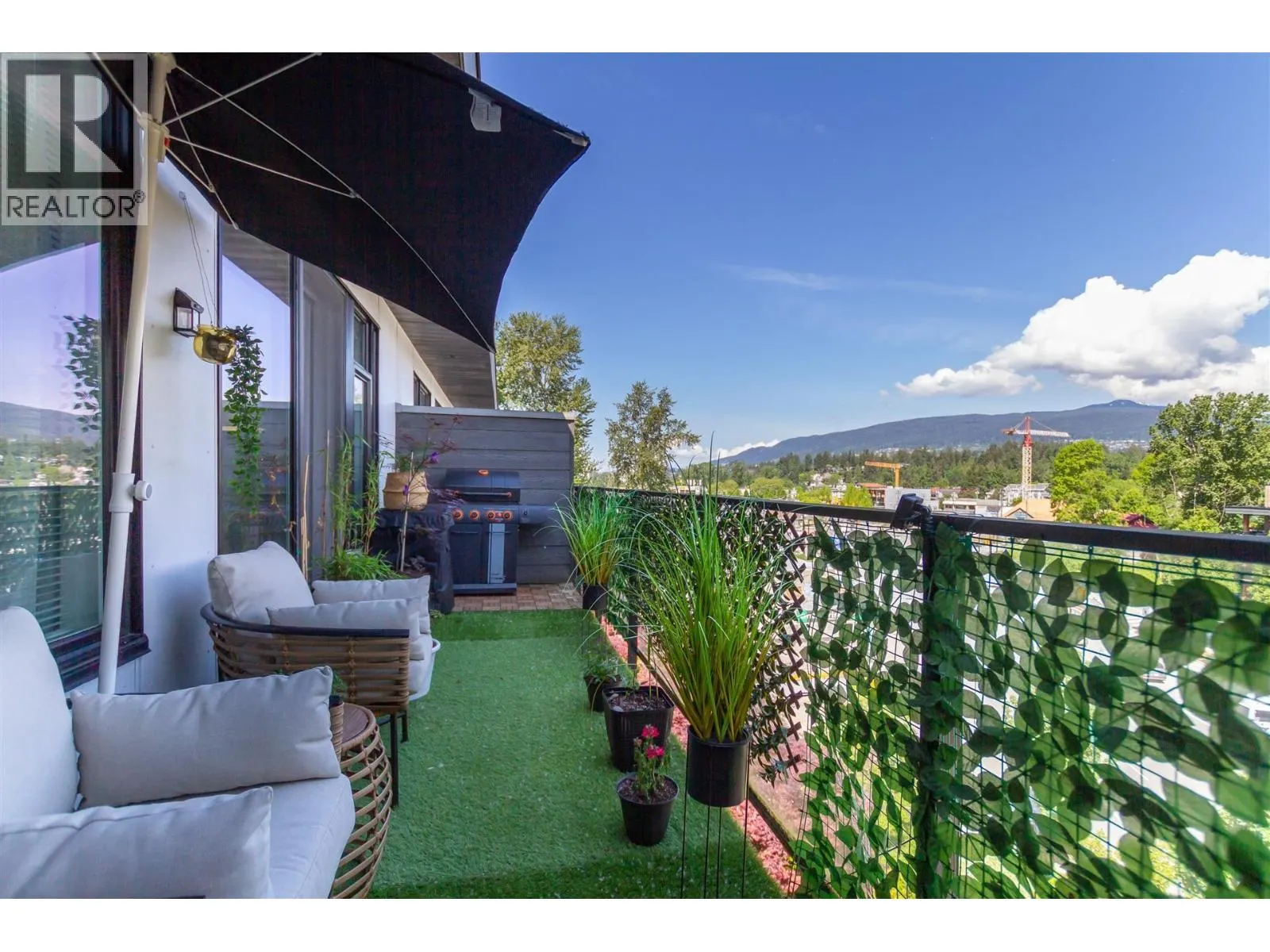 519 725 MARINE DRIVE
