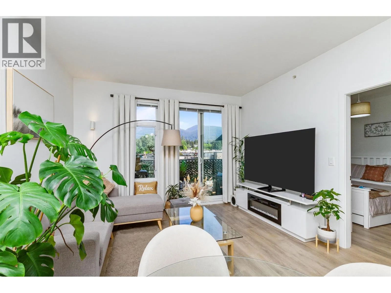 519 725 MARINE DRIVE