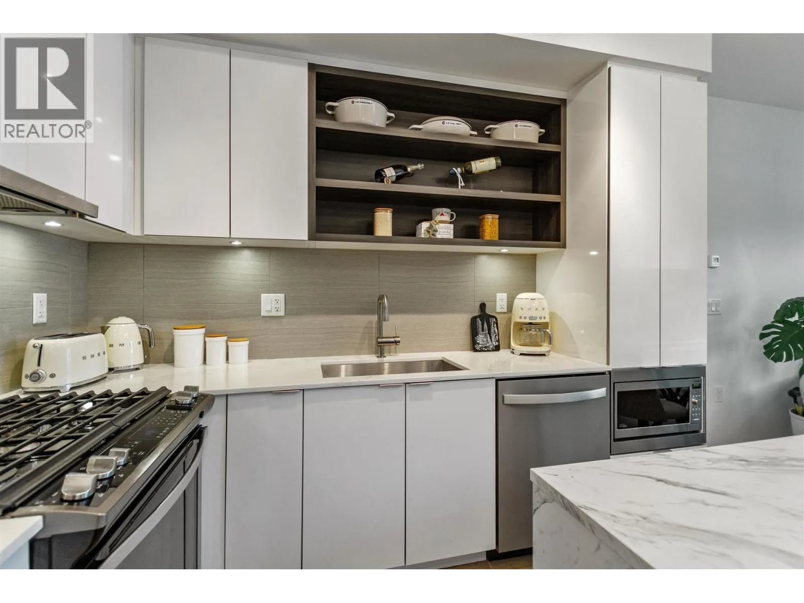 519 725 MARINE DRIVE