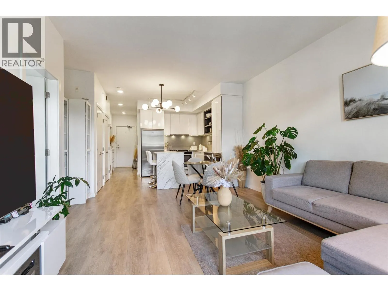 519 725 MARINE DRIVE