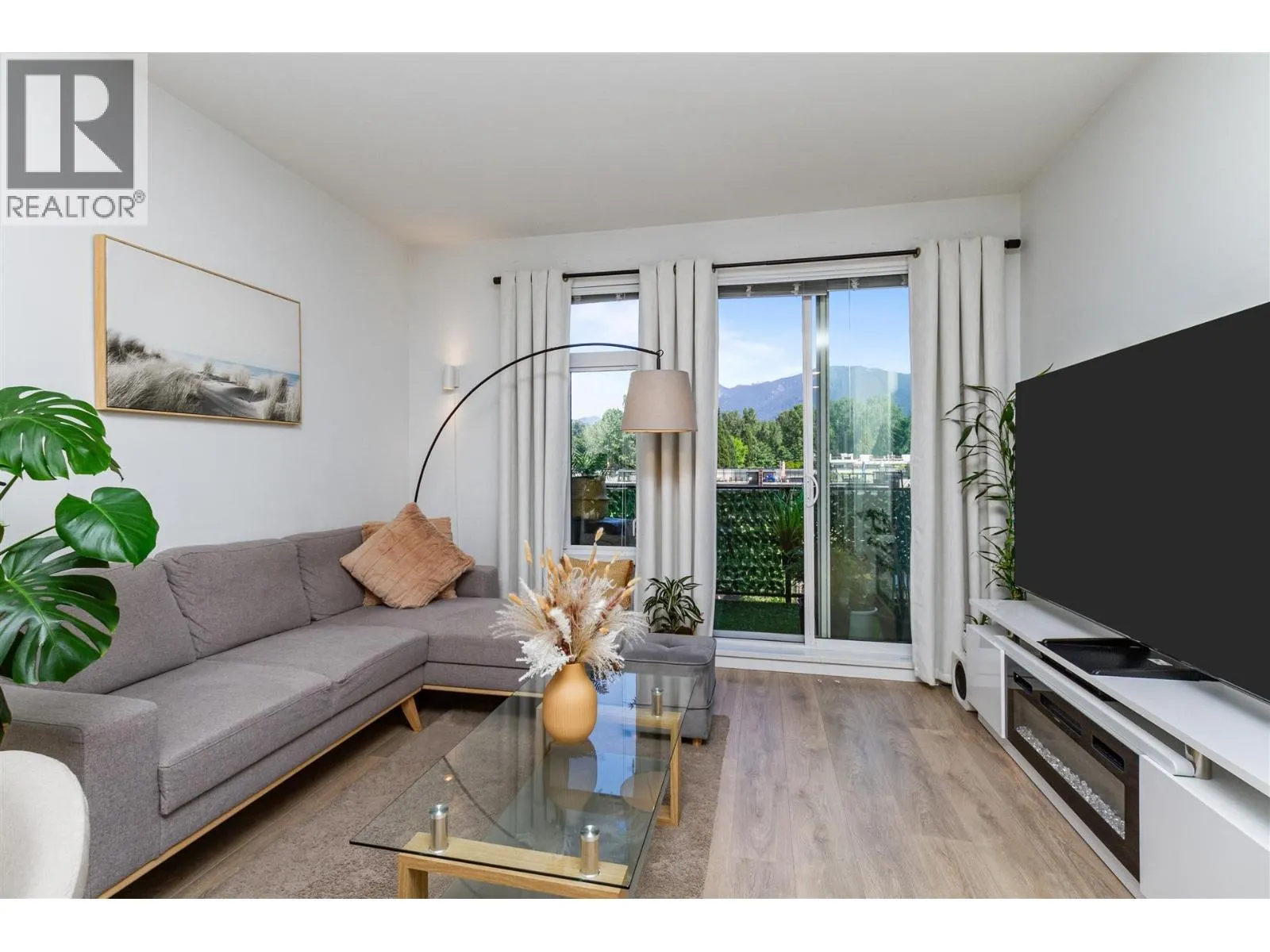 519 725 MARINE DRIVE