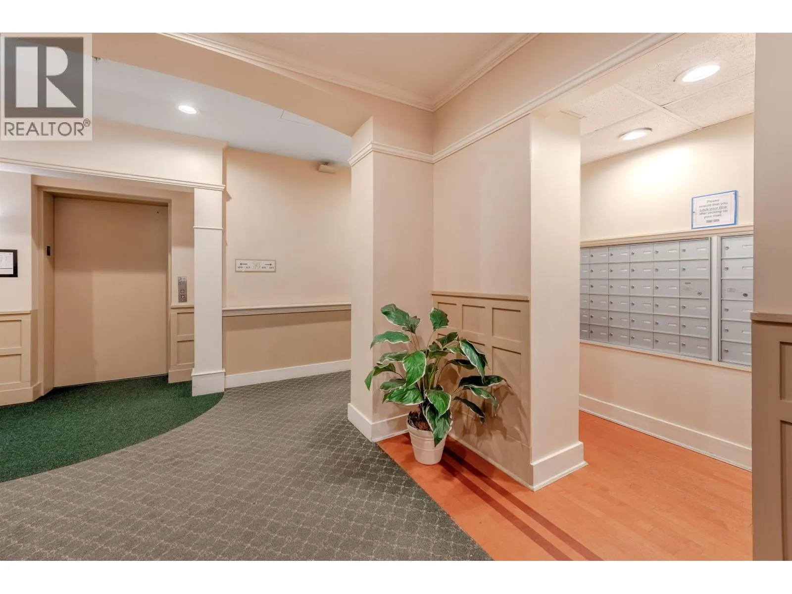 416 960 LYNN VALLEY ROAD