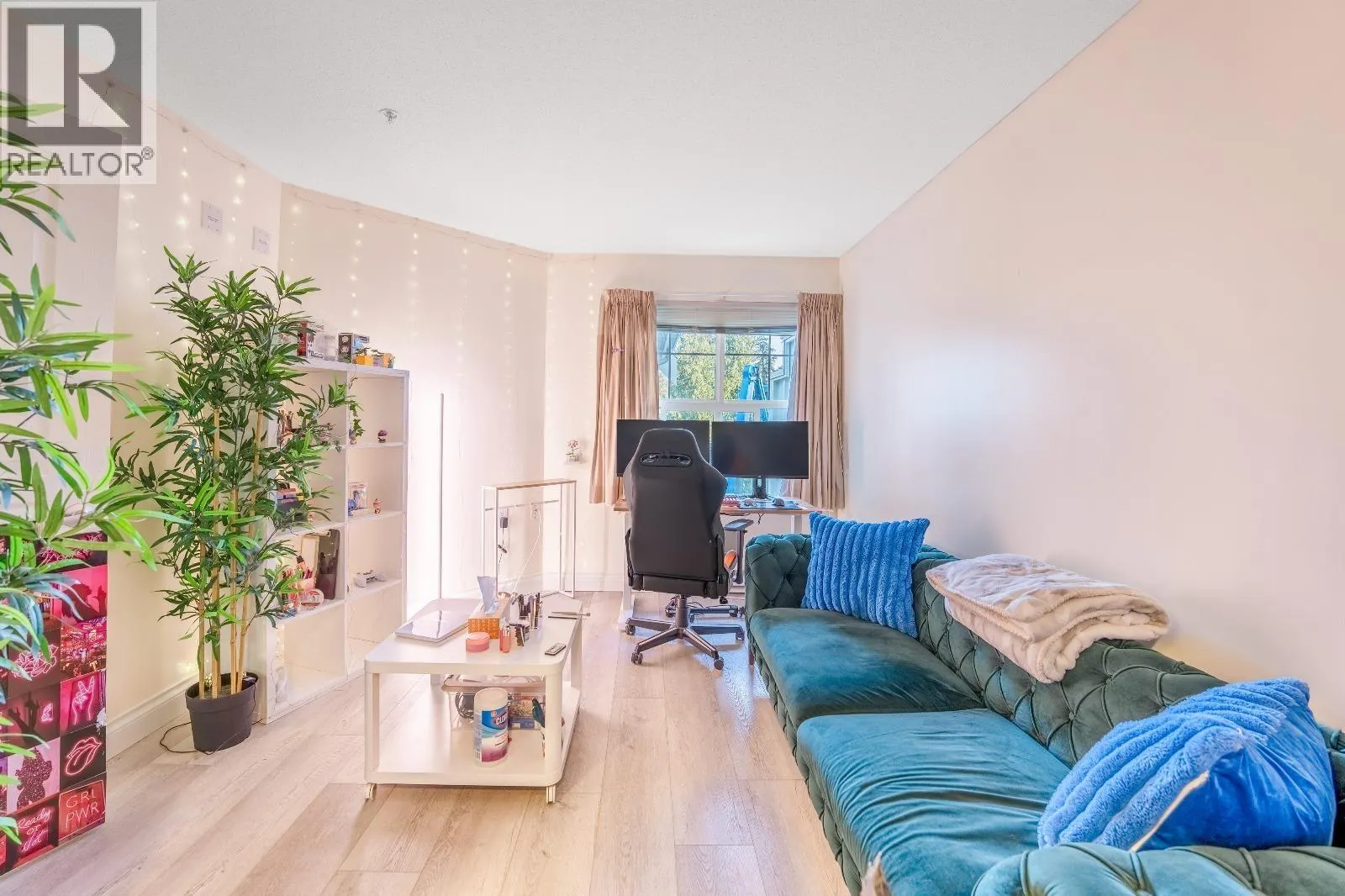416 960 LYNN VALLEY ROAD