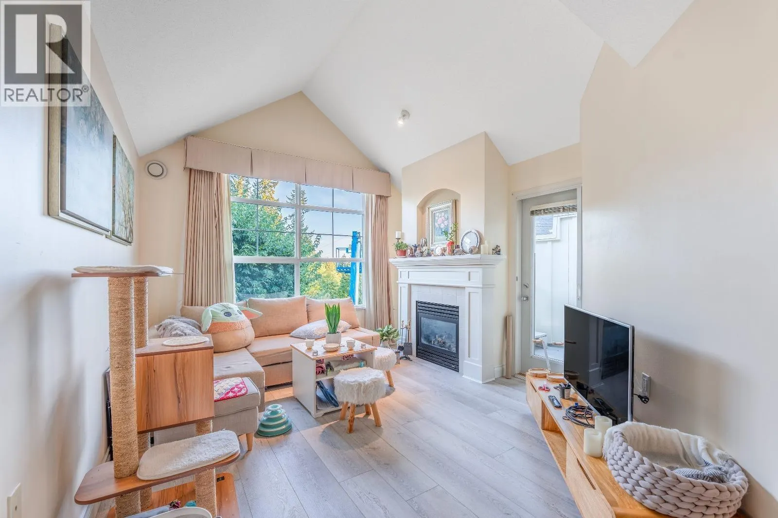 416 960 LYNN VALLEY ROAD