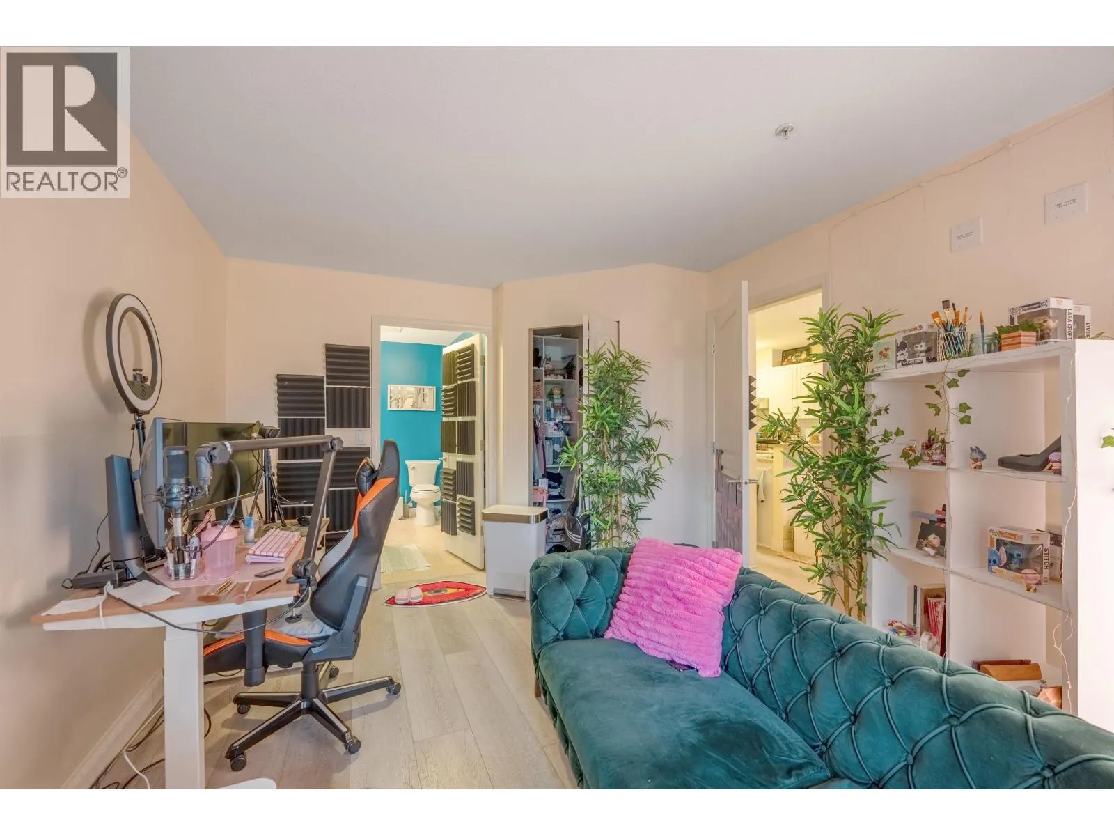 416 960 LYNN VALLEY ROAD