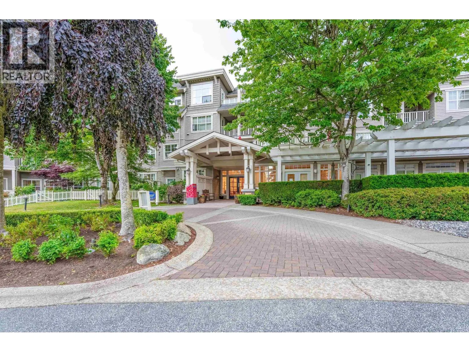 416 960 LYNN VALLEY ROAD