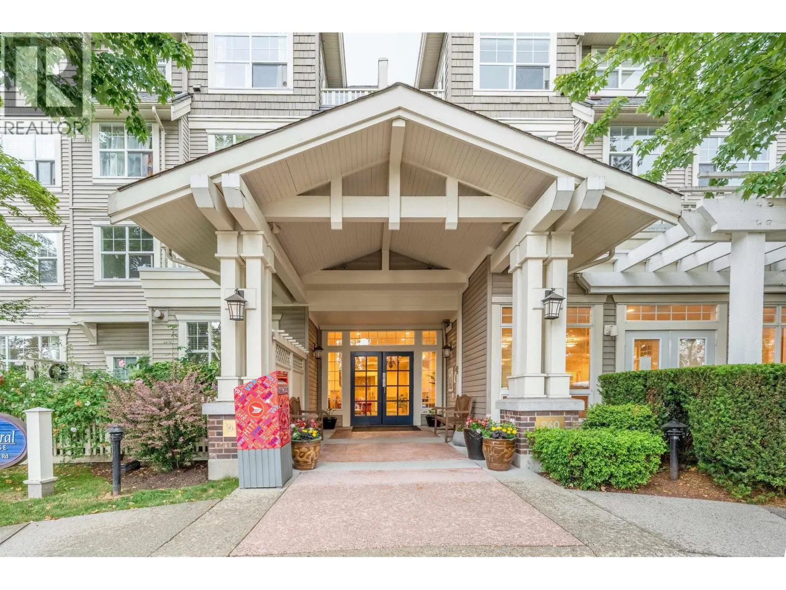 416 960 LYNN VALLEY ROAD
