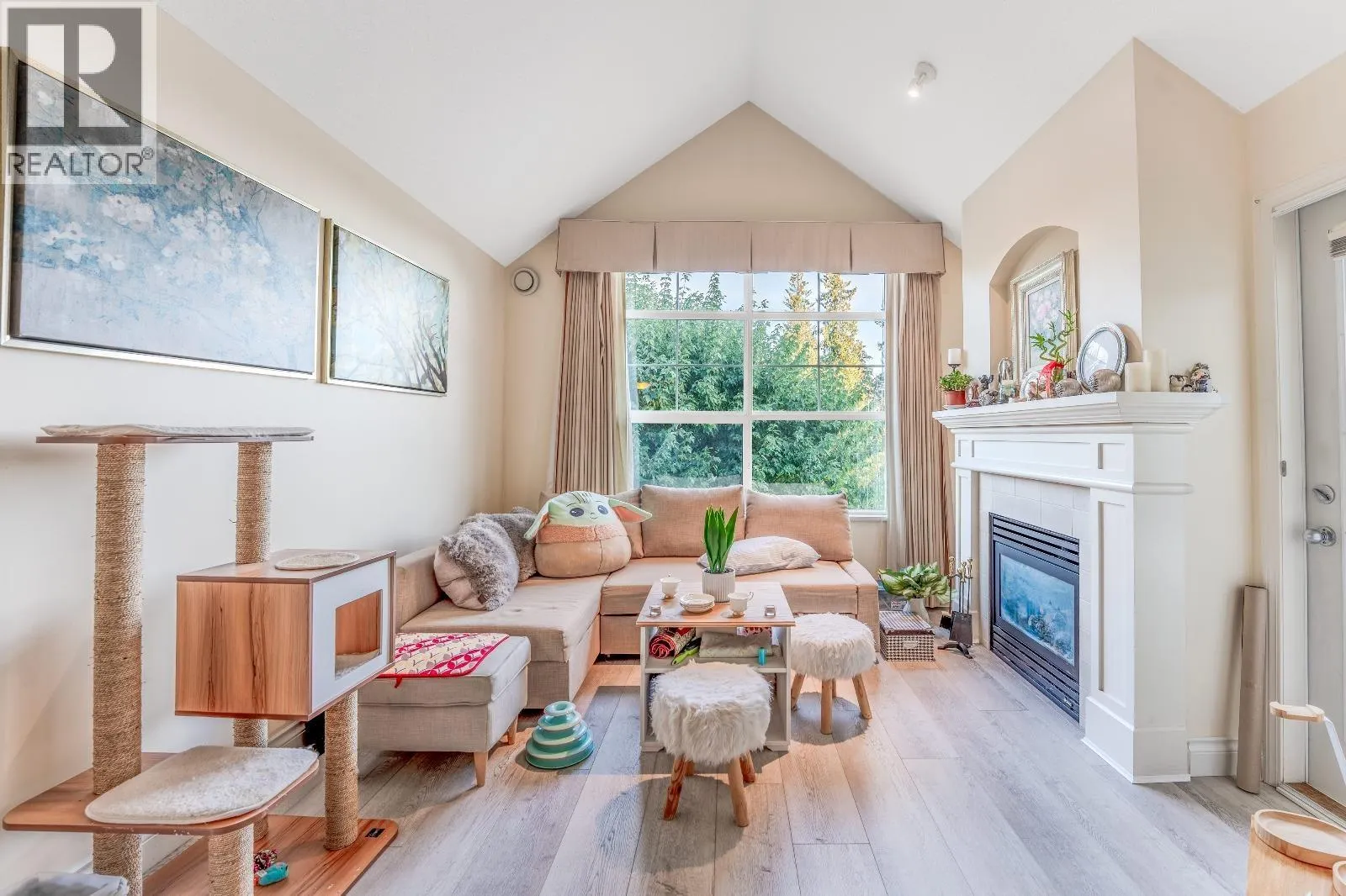 416 960 LYNN VALLEY ROAD